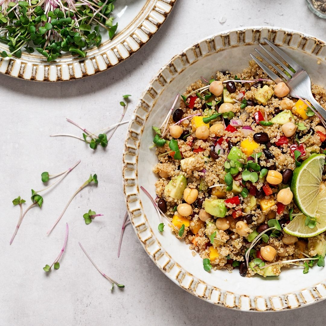 Insalata di microgreens e quinoa